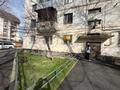 3-комнатная квартира · 48.4 м² · 1/5 этаж, Казыбек би 116 — Находится в центре города. Возле акимата. • Центральная площадь Тараза — примерно 250 м (2–3 минуты пешком). • Перекрёсток ул. Казыбек би и Айтеке би — рядом. • Недалеко также Центральный гастроном и банки на этой улице. за 18 млн ₸ — фото 2