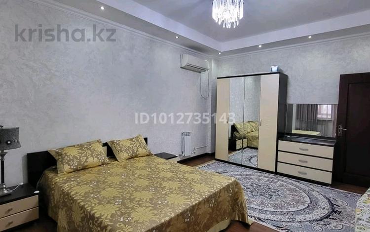 2-бөлмелі пәтер · 80 м² · 1/9 қабат, Валиханова 13-21, бағасы: 300 000 ₸ в Атырау — фото 2