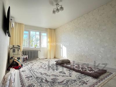 3-комнатная квартира · 64 м² · 5/5 этаж, ПроспектАбая 64 за 20.5 млн 〒 в Уральске, мкр Школьник