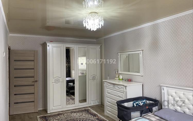 3-комнатная квартира · 63 м² · 2/5 этаж, Майкудук, 16й микрорайон 43 за 15.5 млн ₸ в Караганде, Алихана Бокейханова р-н — фото 2