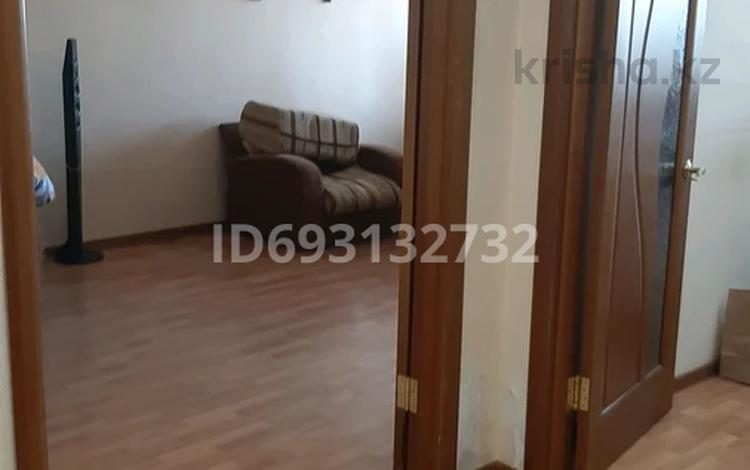 2-бөлмелі пәтер, 65 м², 9/10 қабат, мкр 12 37A — Супермаркет Дина, бағасы: 20 млн 〒 в Актобе, мкр 12 — фото 2