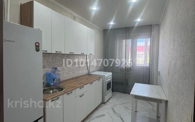 3-комнатная квартира · 70 м² · 5/5 этаж, 4 микр 2 — Рядом с магазин Роза за 300 000 ₸ в Аксае — фото 2