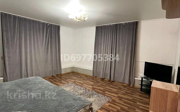 1-бөлмелі пәтер · 33 м² · 1/3 қабат, Абулхайр хана 2/5, бағасы: 8 000 ₸ в Уральске — фото 2