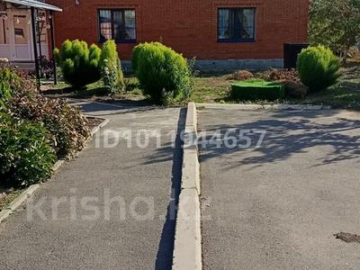 Отдельный дом · 3 комнаты · 120 м² · 10 сот., Единства — 5ой поликлиники за 65 млн ₸ в Уральске