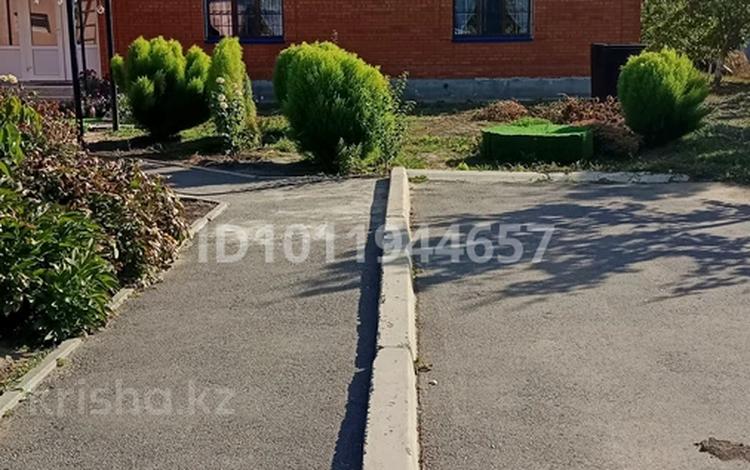 Отдельный дом · 3 комнаты · 120 м² · 10 сот., Единства — 5ой поликлиники за 65 млн ₸ в Уральске — фото 2