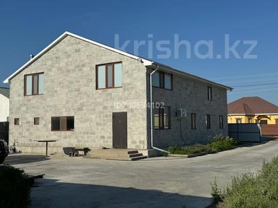 Отдельный дом · 8 комнат · 360 м² · 10 сот., мкр Жулдыз, Абугали Габдуллина 8 — Возле мечеть за 40 млн 〒 в Атырау