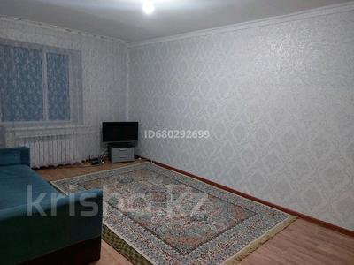 1-комнатная квартира, 31 м², 2/5 этаж помесячно, мкр 8 281 за 110 000 〒 в Актобе, мкр 8