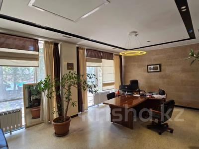 Свободное назначение, офисы, магазины и бутики, салоны красоты, бани, гостиницы и зоны отдыха, фитнес и спорт, медцентры и аптеки, образование, развлечения, конференц-залы, кабинеты и рабочие места, студии · 1340 м² за 15.6 млн 〒 в Алматы, Алмалинский р-н