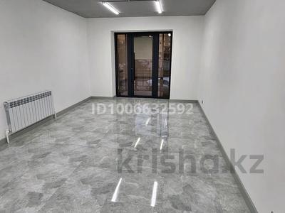 Офисы, магазины и бутики, салоны красоты, медцентры и аптеки, образование, развлечения, конференц-залы, кабинеты и рабочие места, студии · 76 м² за 500 000 〒 в Актобе, мкр. Алтын орда