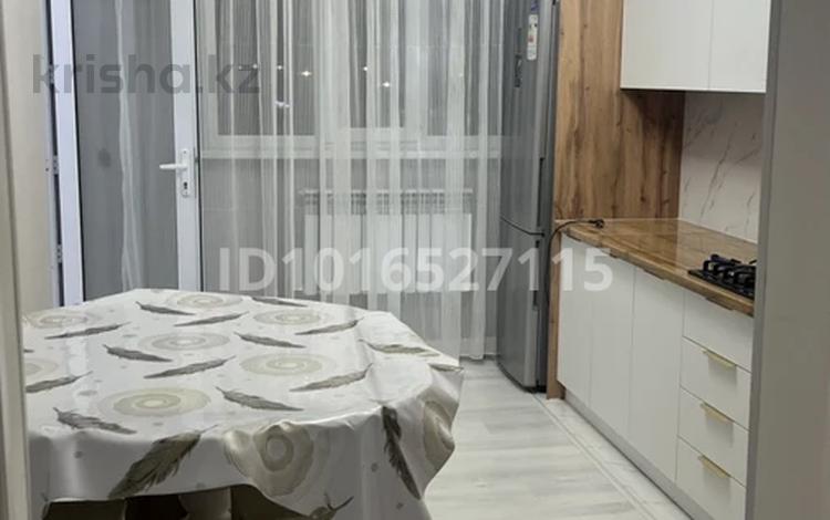 2-комнатная квартира · 78 м² · 4/5 этаж, 1 переулок Мангилик ел 12а — В районе старого областного ГАИ, напротив областного роддома (ОПЦ). за 210 000 ₸ в Таразе — фото 2