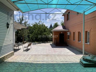 Отдельный дом · 7 комнат · 320 м² · 8.2 сот., ул. Нуртас Ондасынов 8 за 95 млн ₸ в Атырау, мкр Авангард-2