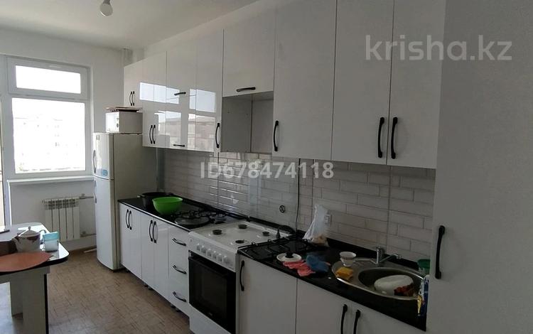 2-комнатная квартира, 57 м², 4/5 этаж помесячно, 15 24 — Касымбекова за 85 000 〒 в Таразе — фото 2