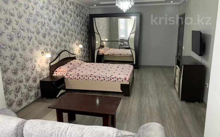 2-комнатная квартира, 77 м², 10/10 этаж, Желтоксан 17А 17А — Кунаева-Желтоксан за 35 млн 〒 в Шымкенте, Аль-Фарабийский р-н — фото 2