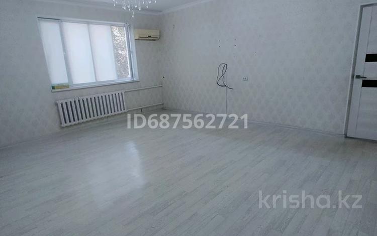 2-комнатная квартира, 64 м², 2/4 этаж помесячно, 4 мкр 11 — Көктем