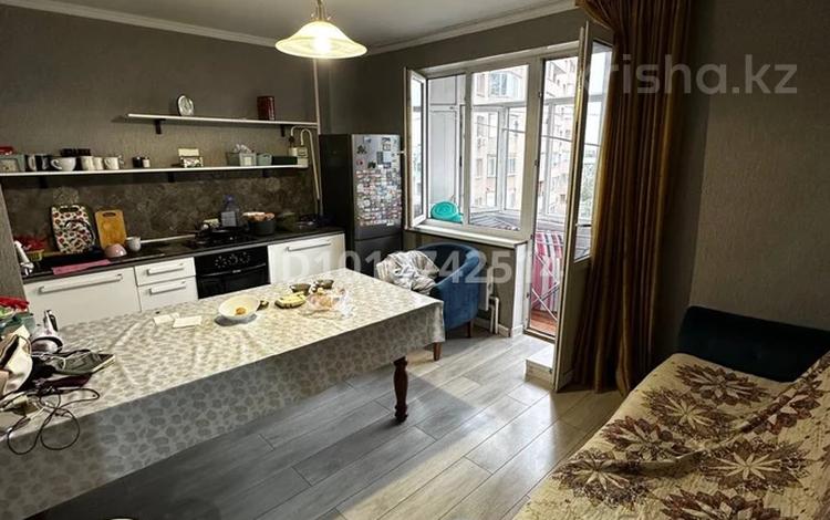 1-комнатная квартира · 45 м² · 6/9 этаж, мкр Мамыр-3 дом 18 за 37 млн ₸ в Алматы, Ауэзовский р-н — фото 2