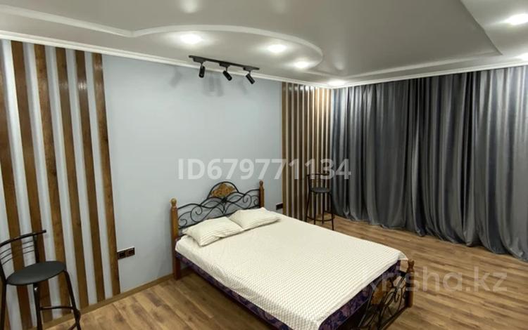 1-комнатная квартира, 28 м², 3/5 этаж посуточно, Анаркулова 2 за 13 000 〒 в Жезказгане — фото 2
