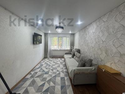 2-комнатная квартира · 43 м² · 1/5 этаж, Майкудук, 12й микрорайон 30 за 9.5 млн ₸ в Караганде, Алихана Бокейханова р-н