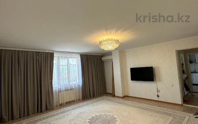 4-комнатная квартира, 112.2 м², 7/7 этаж, Молдагуловой за 37 млн 〒 в Актобе — фото 2