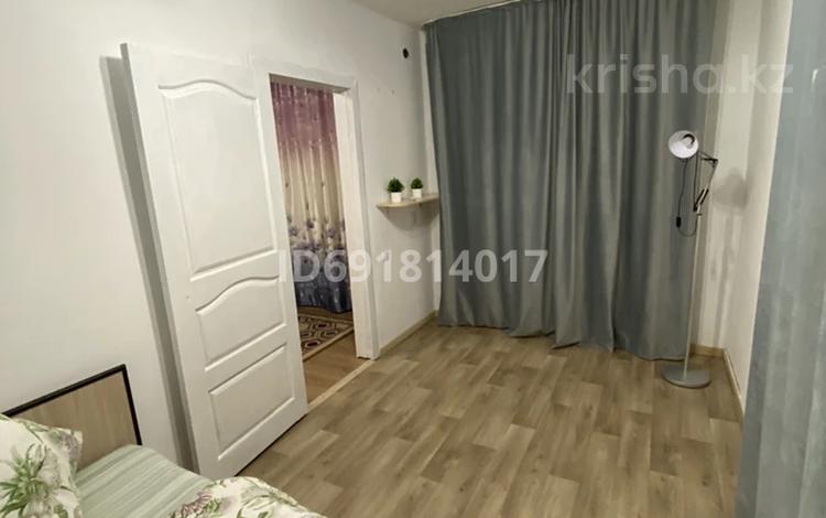 2-комнатная квартира, 40 м², 1/4 этаж посуточно, Павлова — Камзина - Толстого во дворах за 10 000 〒 в Павлодаре — фото 3