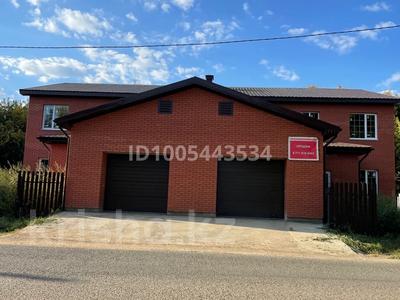 Отдельный дом · 6 комнат · 260 м² · 4 сот., Ветеран 208/1 — Рядом магазин Суровский за 47 млн ₸ в Уральске