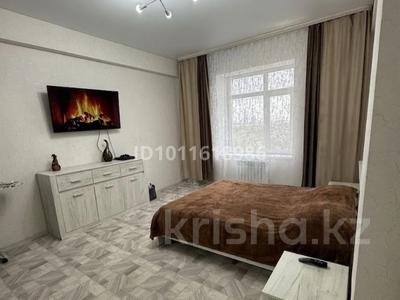 2-комнатная квартира · 91 м² · 9/10 этаж, мкр Строитель, Абулхаирхана 147 — Детская поликлиника за 29.5 млн 〒 в Уральске