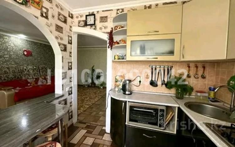 3-комнатная квартира · 55 м² · 1/4 этаж, Цементная 5 — Рядом школа больница рынок за 15 млн ₸ в Семее — фото 2
