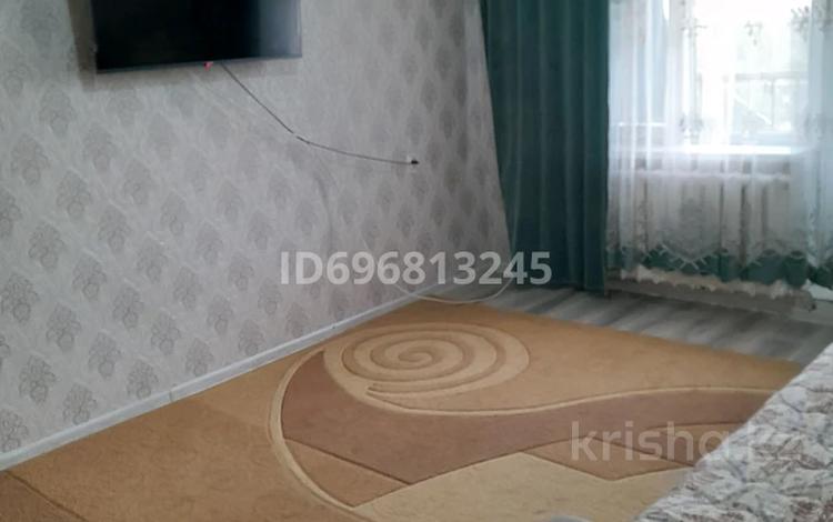 1-бөлмелі пәтер, 35 м², 5/5 қабат тәулік бойы, Конаева 2, бағасы: 8 000 〒 в Шу — фото 2