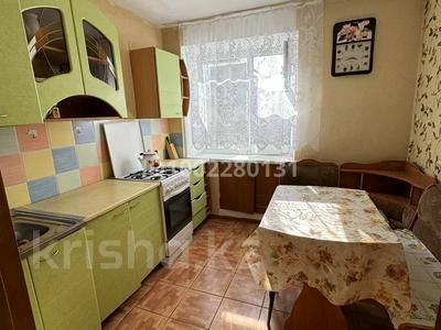 3-комнатная квартира · 64 м² · 5/5 этаж, Рубежинская 31/1 — Универмаг за 20 млн 〒 в Уральске, мкр Школьник