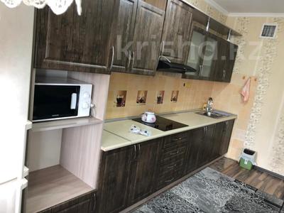 2-бөлмелі пәтер, 90 м², 2/12 қабат ай сайын, Толе би 298/6, бағасы: 300 000 〒 в Алматы, Ауэзовский р-н