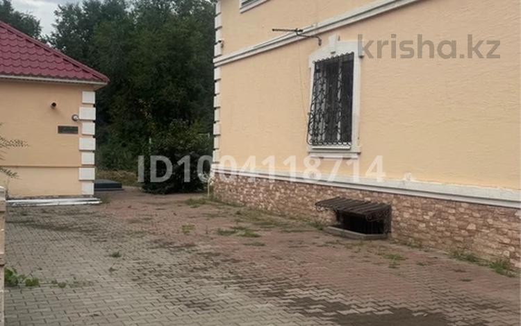Отдельный дом · 6 комнат · 450 м², мкр 11, Тауке хана 20 — Народная канцелярия за 1.4 млн 〒 в Актобе — фото 2