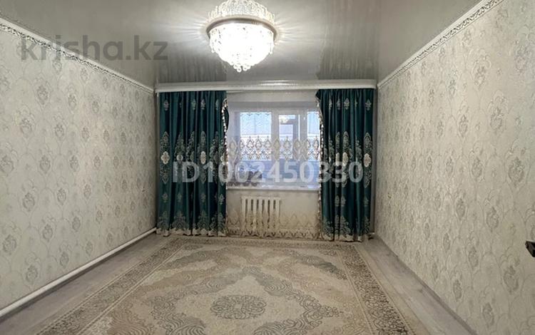 3-комнатная квартира · 62 м² · 2/5 этаж, 4 мкр 3 — 4 мкр 3 дом 2 под за 12.5 млн ₸ в Алге — фото 2