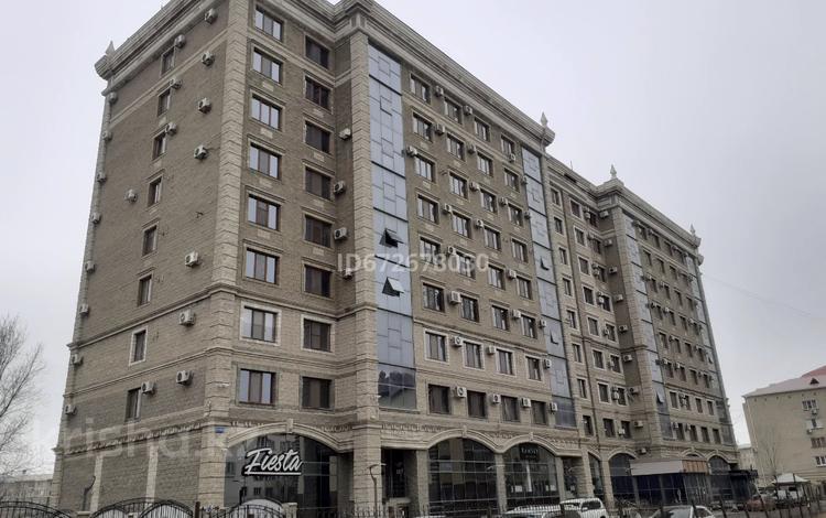 1-комнатная квартира, 56 м², 5/9 этаж помесячно, проспект Каныш Сатпаев 60 за 250 000 〒 в Атырау — фото 17