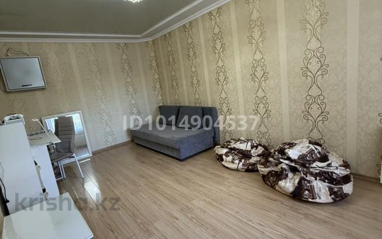 3-комнатная квартира · 75 м² · 3/5 этаж, мкр Кунаева 52 за 200 000 ₸ в Уральске — фото 2