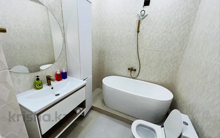 2-комнатная квартира · 80 м² · 13/15 этаж, 17-й мкр. 6 за 3 000 ₸ в Актау, 18-й мкр  — фото 2