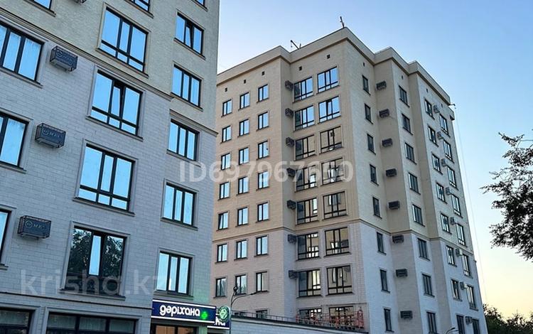 2-комнатная квартира, 93 м², 7/9 этаж, мкр Омега, Есенжанова 3/2 за 26 млн 〒 в Уральске, мкр Омега — фото 2