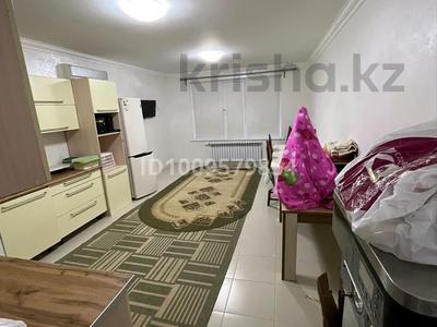 Отдельный дом · 3 комнаты · 100 м², мкр Нурсая-3, 14 25 за 150 000 〒 в Атырау