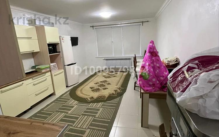 Отдельный дом · 3 комнаты · 100 м² · 8 сот., мкр Нурсая-3, 14 25 за 150 000 〒 в Атырау — фото 2