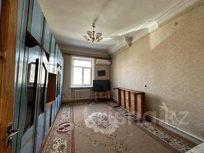 3-комнатная квартира, 80 м², 2/2 этаж помесячно, Жаркымбекова за 110 000 〒 в Шымкенте, Абайский р-н