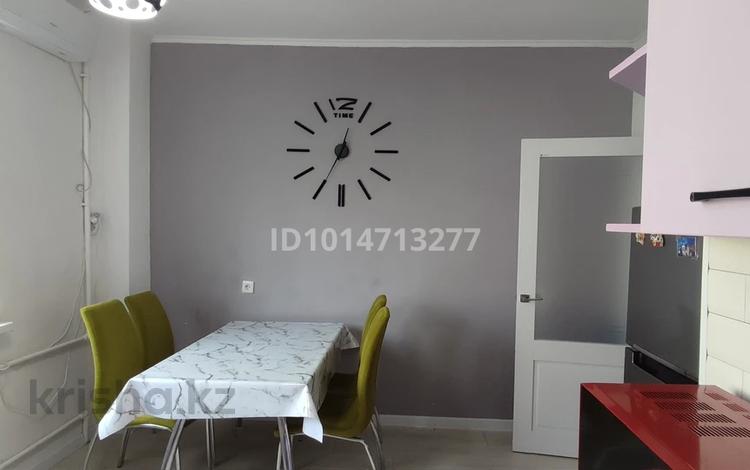 2-комнатная квартира · 75 м² · 3/5 этаж, мкр Нурсая 69 за 220 000 ₸ в Атырау — фото 2