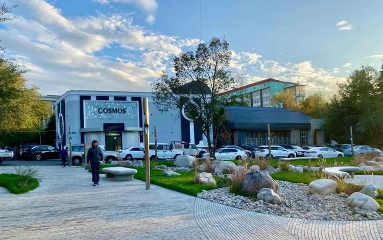 Свободное назначение, офисы, магазины и бутики, склады, общепит, салоны красоты, бани, гостиницы и зоны отдыха, фитнес и спорт, медцентры и аптеки, образование, развлечения, конференц-залы, кабинеты и рабочие места, студии · 430 м² за 3.8 млн 〒 в Алматы, Алмалинский р-н — фото 2