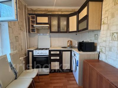 3-бөлмелі пәтер · 59 м² · 4/5 қабат, мкр 8, Братьев жубановых, бағасы: 18 млн ₸ в Актобе
