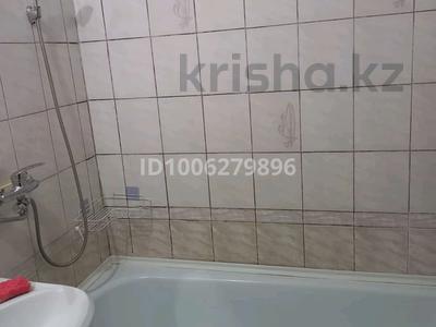 2-комнатная квартира · 54 м² · 1/5 этаж, мкр 4 — 5 минутах ходьбы от ТРК Орал за 130 000 〒 в Уральске