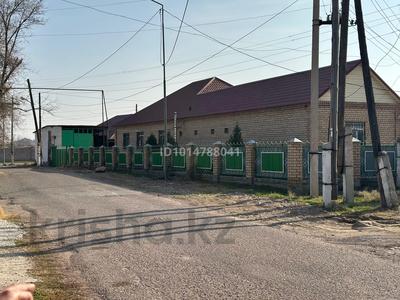 Отдельный дом · 5 комнат · 180 м² · 15 сот., Кемелбекова 88а за 45 млн ₸ в Мерке