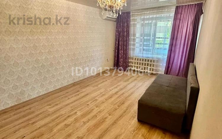 1-бөлмелі пәтер · 33.2 м² · 1/5 қабат, Л Толстого 127, бағасы: 135 000 ₸ в Уральске, мкр Школьник — фото 2