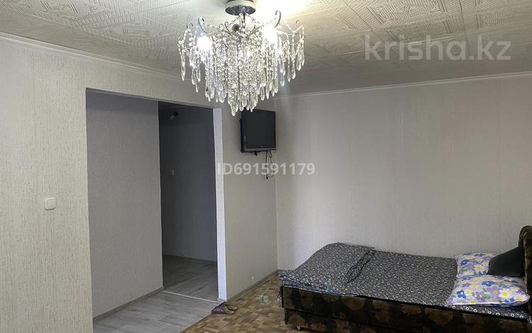 1-комнатная квартира, 31.4 м², 2/5 этаж посуточно, Абая за 7 000 〒 в Темиртау — фото 2