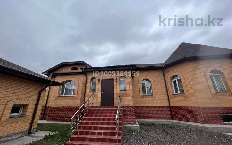 Отдельный дом · 9 комнат · 420 м² · 10 сот., мкр Городской Аэропорт 17 за 180 млн 〒 в Караганде, Казыбек би р-н — фото 2