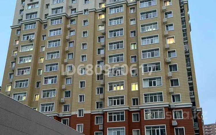 1-комнатная квартира, 39 м², 9/16 этаж помесячно, Иманбаевой 10а за 150 000 〒 в Астане, р-н Байконур — фото 2