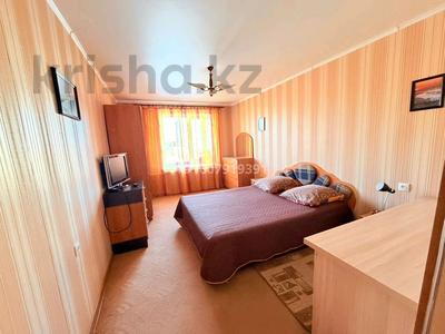 3-комнатная квартира · 60 м² · 5/5 этаж, мкр Михайловка , Аманжолова 43 — Центральный парк, магазин Школьник, онкология за 15 000 〒 в Караганде, Казыбек би р-н