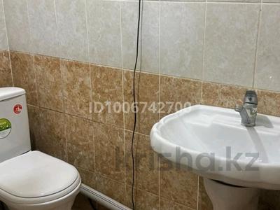 Отдельный дом · 3 комнаты · 80 м², Иассы көшесі 19 — Коммунизм иассы көшесі 19 шы үй орталықта за 70 000 〒 в Туркестане