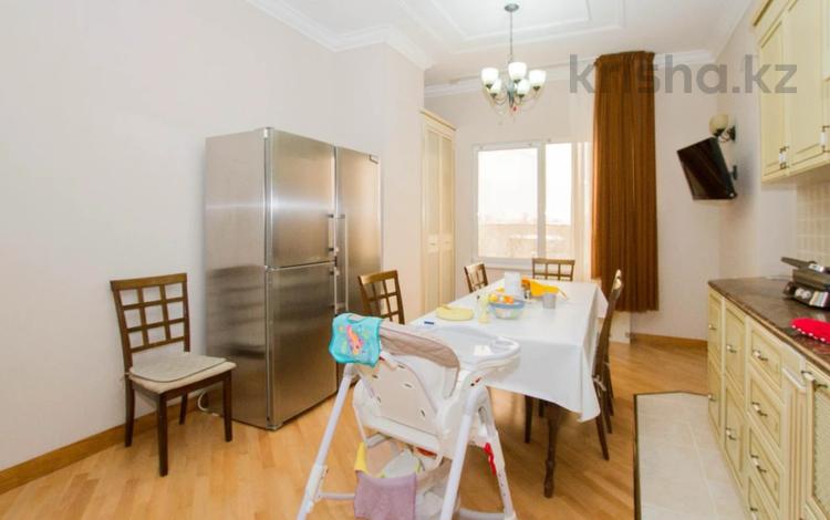 5-комнатная квартира, 320 м², 6/6 этаж помесячно, Достык 290